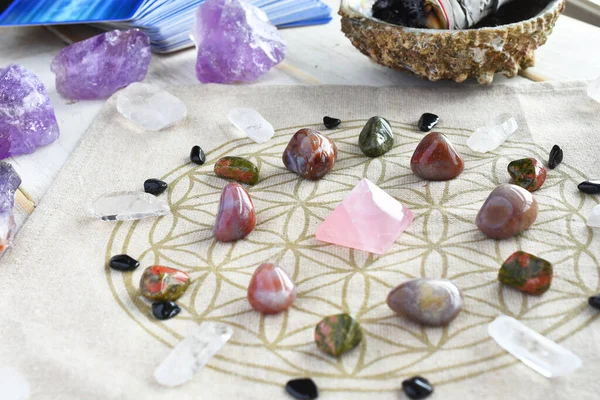 Yaşam Çiçekleri Kutsal Geometri Şebekesi Bezi Ametist Kristalleri Kullanan Bir — Stok fotoğraf