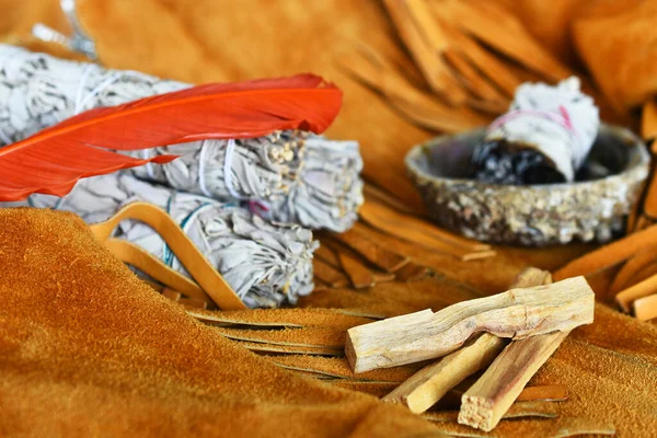 Una Imagen Tres Palos Palo Santo Salvia Blanca Sobre Viejo —  Fotos de Stock