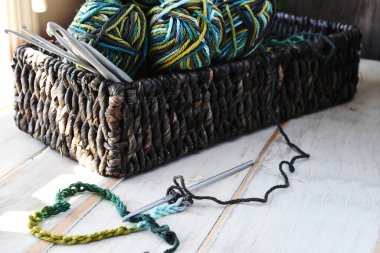 Tığ işi ısı sembolü ve tığ işi iplik ve kancalarla dolu bir sepet.. 