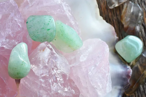 牡蛎壳中玫瑰石英晶体和绿色复仇晶体的特写图像 — 图库照片