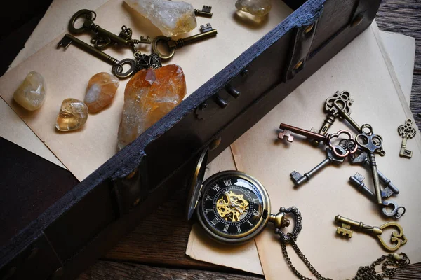 Widok Góry Obraz Starego Bagażnika Vintage Zegarka Kieszonkowego Kryształkami Cytryny — Zdjęcie stockowe