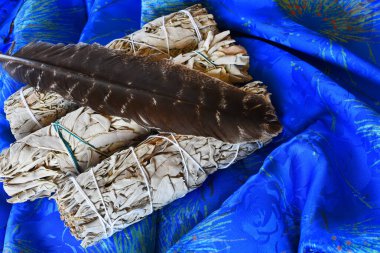 Törensel adaçayı lekesi çubukları ve kutsal tüy görüntüsü. 