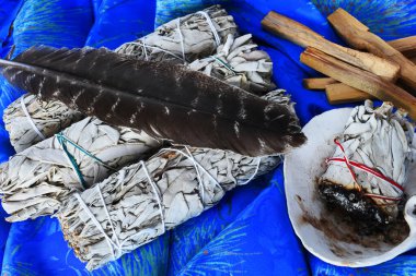 Törensel adaçayı lekesi çubukları ve kutsal tüy görüntüsü. 