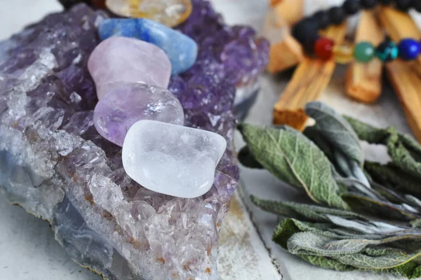 Una Imagen Cerca Cristales Chakra Que Cargan Una Geoda Amatista —  Fotos de Stock