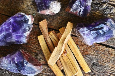 Palo santo lekesinin kabaca Kanada ametist kristalleri ile lekelenmiş bir görüntüsü. 