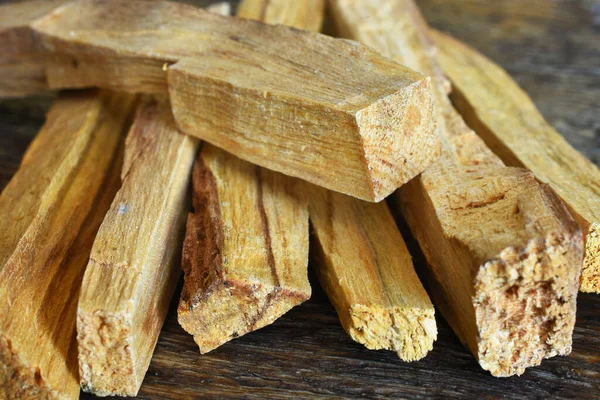 Palo Santo lekesinin koyu ahşap bir masaya yapışmış bir görüntüsü.. 