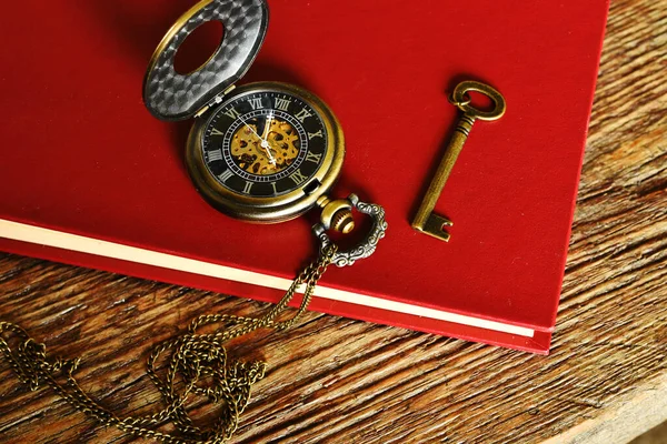 Una Imagen Vista Superior Reloj Bolsillo Antiguo Llave Libro Rojo — Foto de Stock