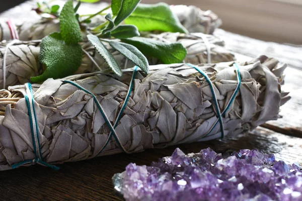 Eine Nahaufnahme Weißer Salbeibüschel Und Amethyst Geode Auf Einer Dunklen — Stockfoto