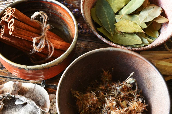 Una Imagen Vista Superior Canela Árnica Seca Hojas Laurel Cuencos — Foto de Stock