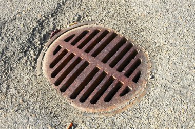 Paslanmış eski bir şehrin rögar kapağının yakın plan görüntüsü.. 