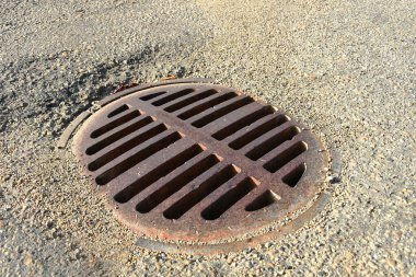 Paslanmış eski bir şehrin rögar kapağının yakın plan görüntüsü.. 