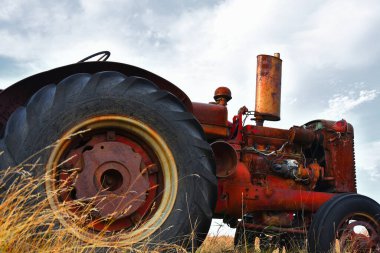 Eski bir antika çiftlik traktörünün görüntüsü bakımsız kalmış.. 