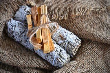 Çuval bezinde beyaz adaçayı demetleri ve palo santo lekeleri.. 