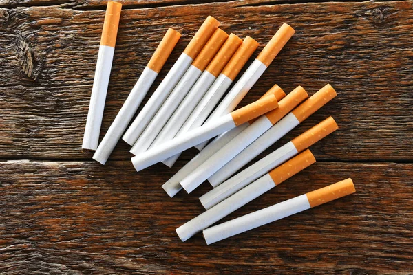 Een Bovenaanzicht Afbeelding Van Meerdere Losse Sigaret Een Donker Houten — Stockfoto