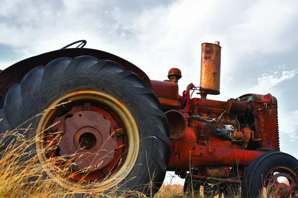 Bild Gammal Antik Gård Traktor Som Har Fallit Förfall — Stockfoto