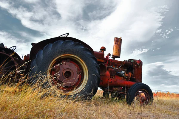 Bild Gammal Antik Gård Traktor Som Har Fallit Förfall — Stockfoto