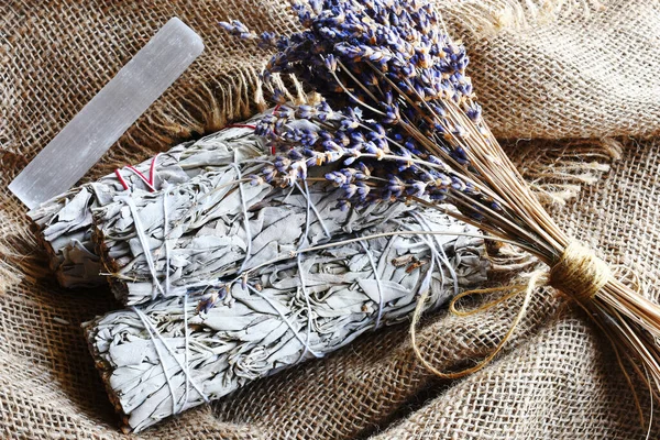 Una Imagen Manojos Salvia Blanca Con Flores Secas Lavanda Selenita —  Fotos de Stock