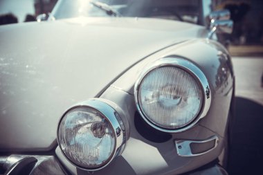 yakın ön eski klasik otomobil Far bokeh arka plan ile açık görülmektedir