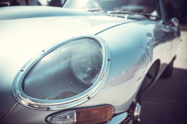yakın ön eski klasik otomobil Far bokeh arka plan ile açık görülmektedir