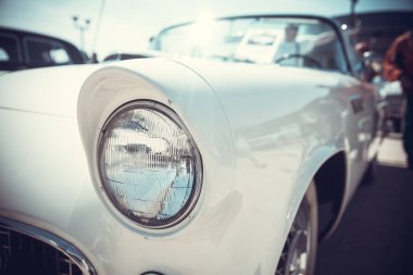 yakın ön eski klasik otomobil Far bokeh arka plan ile açık görülmektedir