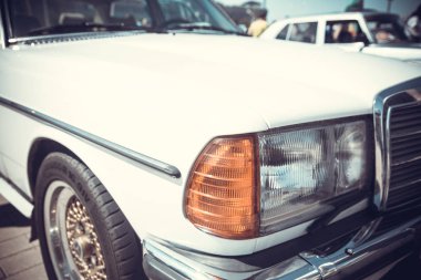 yakın ön eski klasik otomobil Far bokeh arka plan ile açık görülmektedir