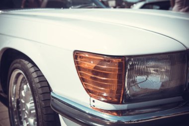 yakın ön eski klasik otomobil Far bokeh arka plan ile açık görülmektedir