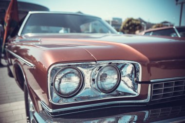 yakın ön eski klasik otomobil Far bokeh arka plan ile açık görülmektedir