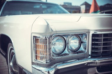 yakın ön eski klasik otomobil Far bokeh arka plan ile açık görülmektedir