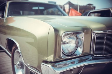 yakın ön eski klasik otomobil Far bokeh arka plan ile açık görülmektedir