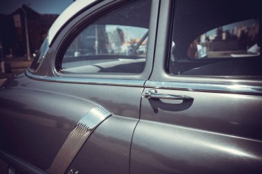 Eski klasik otomobil bir sergi vintage arabalar üzerinde gümüş kapı kolu closeup