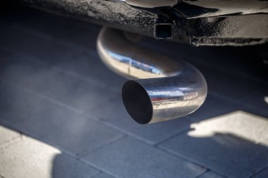 Eski klasik otomobil bir sergi vintage otomobillerin kirli egzoz sistemi