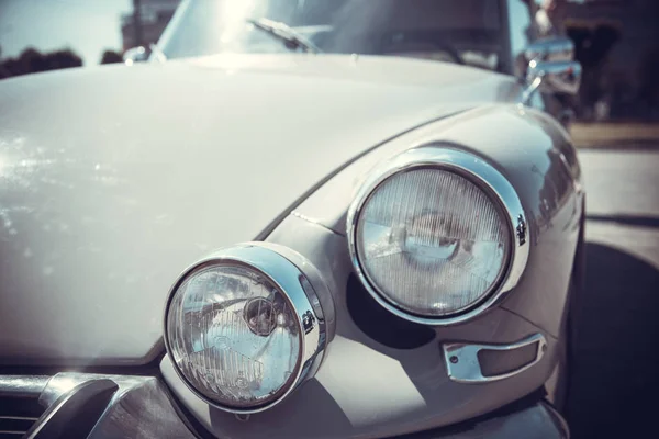 Close Front View Old Classic Car Headlight Outdoor Bokeh Background — Stock Photo, Image