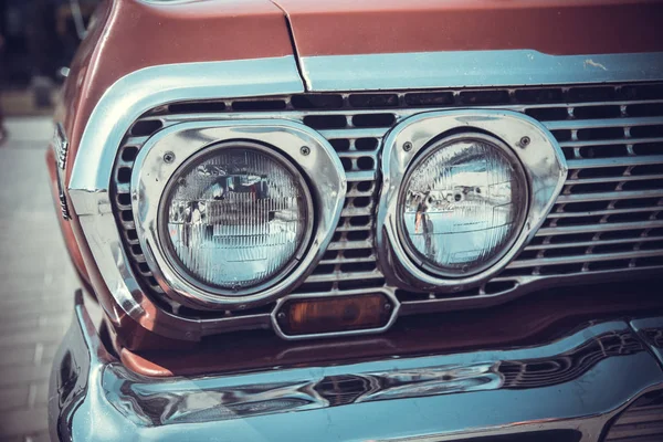 Sluit Vooraan Zicht Oude Oldtimer Koplamp Buiten Met Bokeh Achtergrond — Stockfoto