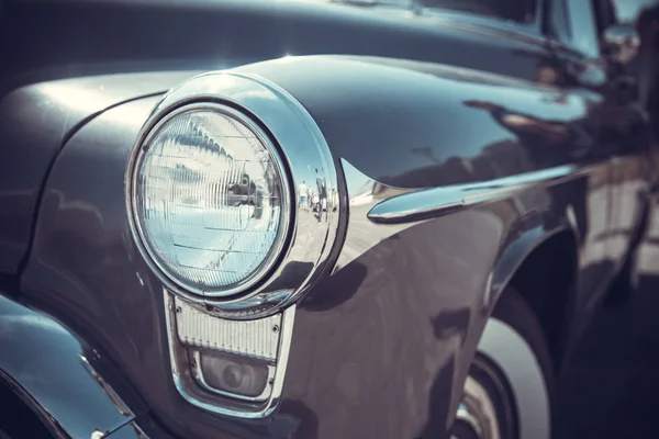 yakın ön eski klasik otomobil Far bokeh arka plan ile açık görülmektedir