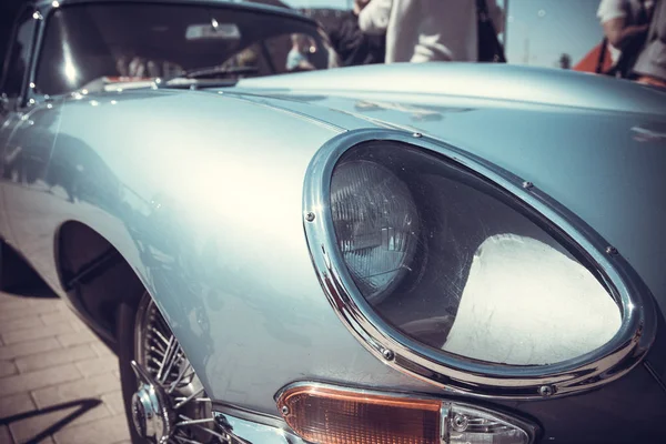 yakın ön eski klasik otomobil Far bokeh arka plan ile açık görülmektedir