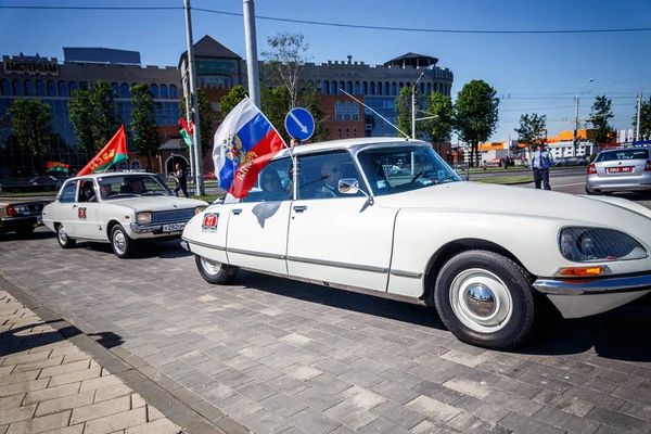 Minsk, Beyaz Rusya - 1 Mayıs 2017: Sergi eski retro otomobil