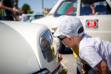 Minsk, Beyaz Rusya - 1 Mayıs 2017: bir ışık Far eski klasik otomobil baktılar çocuk görür