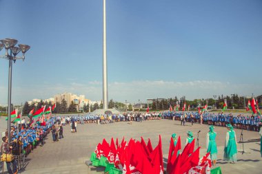 Minsk, Beyaz Rusya - 1 Mayıs 2017: Öğrenciler-öncü öncü Kravatlar ile olay kabul töreni için öncüleri için selam söyle. Ellerinde kırmızı bayraklar.