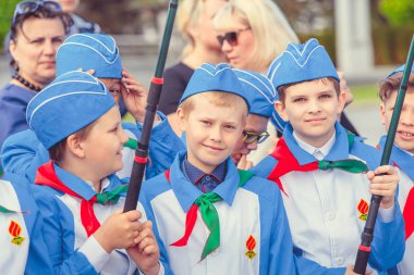 Minsk, Beyaz Rusya - 1 Mayıs 2017: Öğrenciler-öncü öncü Kravatlar ile olay kabul töreni için öncüleri için selam söyle. Ellerinde kırmızı bayraklar.