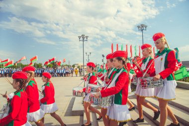 Minsk, Beyaz Rusya - 1 Mayıs 2017: Öğrenciler-öncü öncü Kravatlar ile olay kabul töreni için öncüleri için selam söyle. Ellerinde kırmızı bayraklar.