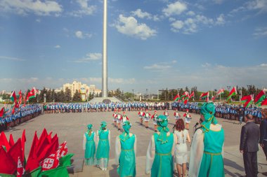 Minsk, Beyaz Rusya - 1 Mayıs 2017: Öğrenciler-öncü öncü Kravatlar ile olay kabul töreni için öncüleri için selam söyle. Ellerinde kırmızı bayraklar.