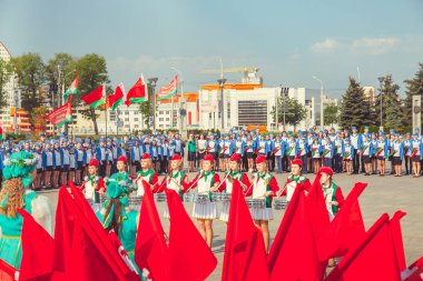 Minsk, Beyaz Rusya - 1 Mayıs 2017: Öğrenciler-öncü öncü Kravatlar ile olay kabul töreni için öncüleri için selam söyle. Ellerinde kırmızı bayraklar.