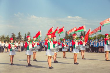 Minsk, Beyaz Rusya - 1 Mayıs 2017: Öğrenciler-öncü öncü Kravatlar ile olay kabul töreni için öncüleri için selam söyle. Ellerinde kırmızı bayraklar.