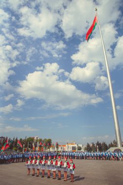 Minsk, Beyaz Rusya - 1 Mayıs 2017: Öğrenciler-öncü öncü Kravatlar ile olay kabul töreni için öncüleri için selam söyle. Ellerinde kırmızı bayraklar.