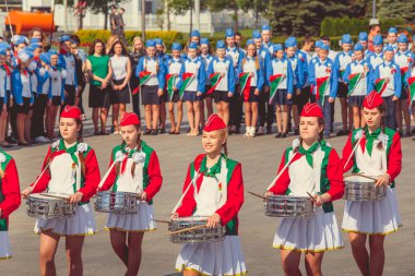 Minsk, Beyaz Rusya - 1 Mayıs 2017: Öğrenciler-öncü öncü Kravatlar ile olay kabul töreni için öncüleri için selam söyle. Ellerinde kırmızı bayraklar.