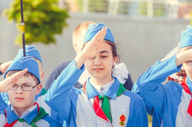 Minsk, Beyaz Rusya - 1 Mayıs 2017: Öğrenciler-öncü öncü Kravatlar ile olay kabul töreni için öncüleri için selam söyle. Ellerinde kırmızı bayraklar.