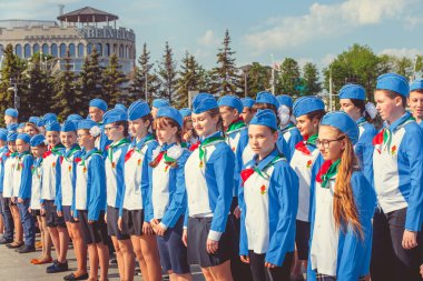 Minsk, Beyaz Rusya - 1 Mayıs 2017: Öğrenciler-öncü öncü Kravatlar ile olay kabul töreni için öncüleri için selam söyle. Ellerinde kırmızı bayraklar.