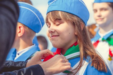 Minsk, Beyaz Rusya - 1 Mayıs 2017: Öğrenciler-öncü öncü Kravatlar ile olay kabul töreni için öncüleri için selam söyle. Ellerinde kırmızı bayraklar.