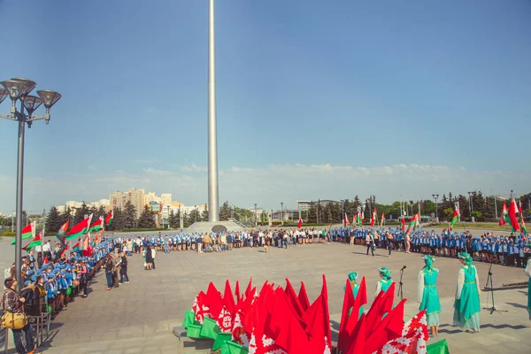 Minsk, Beyaz Rusya - 1 Mayıs 2017: Öğrenciler-öncü öncü Kravatlar ile olay kabul töreni için öncüleri için selam söyle. Ellerinde kırmızı bayraklar.