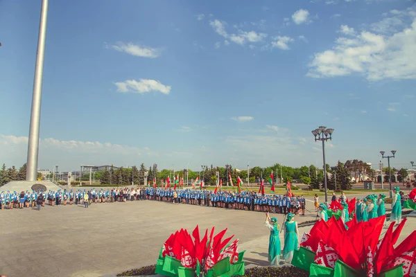 ミンスク ベラルーシ 2017 パイオニア ネクタイで先駆者の生徒は先駆者の開始のためのイベントに敬意を表する 自分たちの手で赤い旗 — ストック写真